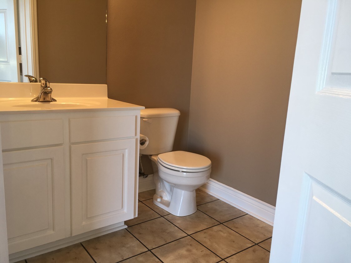 Half bath - 706 Trenton St