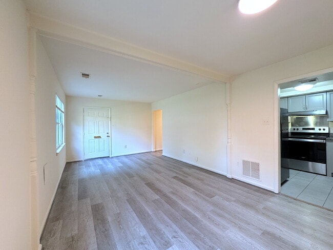 Building Photo - Comfortable Unit with Functional Layout