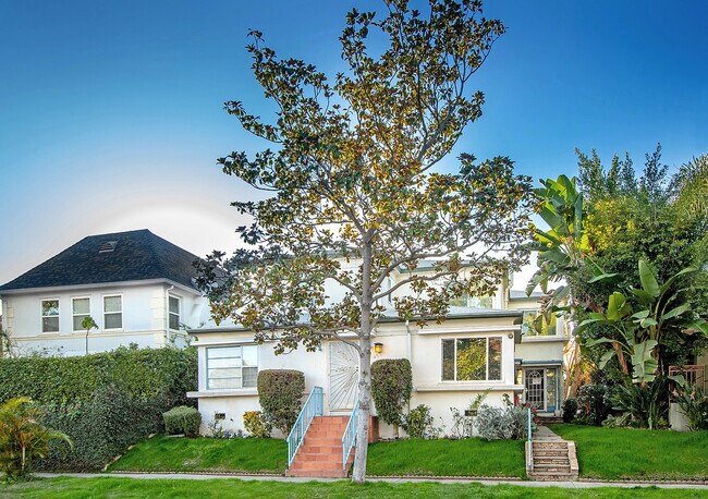 Building Photo - 453 S Doheny Dr