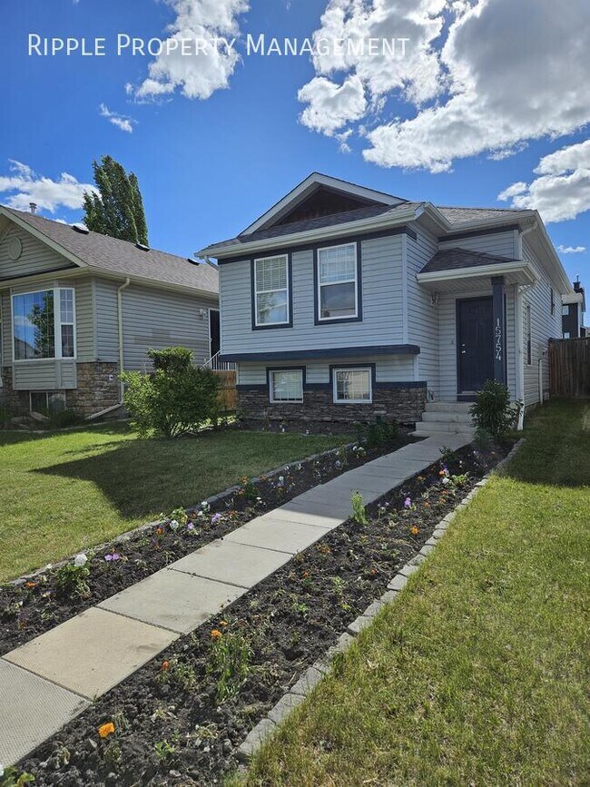Photo du bâtiment - GORGEOUS 3 BEDS / 2 BATHS TOWNHOUSE IN THE COMMUNITY OF EVERGREEN