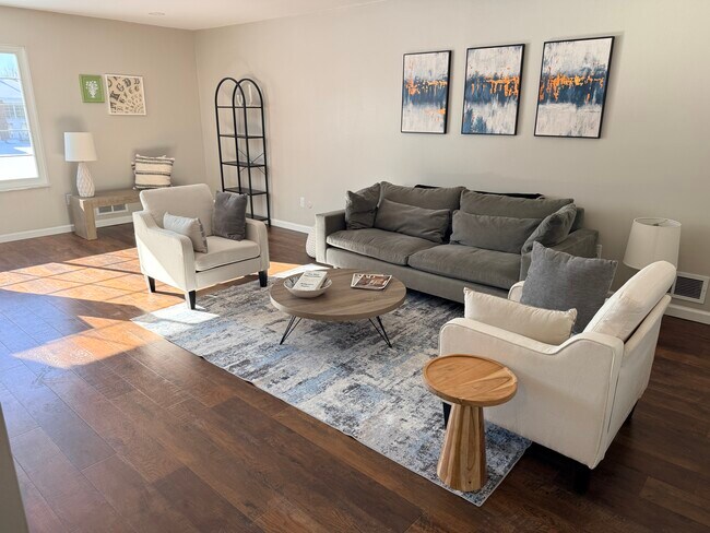 Foto del edificio - 670 E Fox Hills Dr