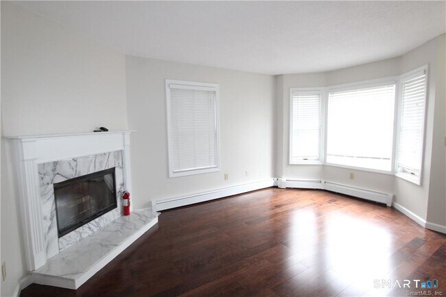 Building Photo - 7 Bittersweet Ln