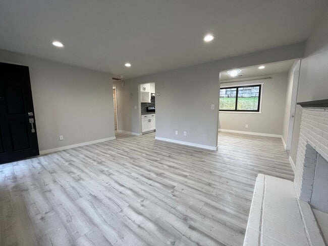 Building Photo - Fully Remodeled Gem in the heart of Des Mo...