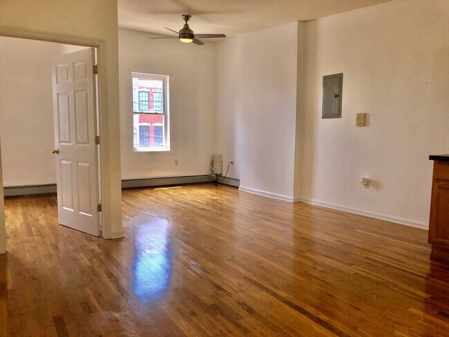 Building Photo - 280 Grand St