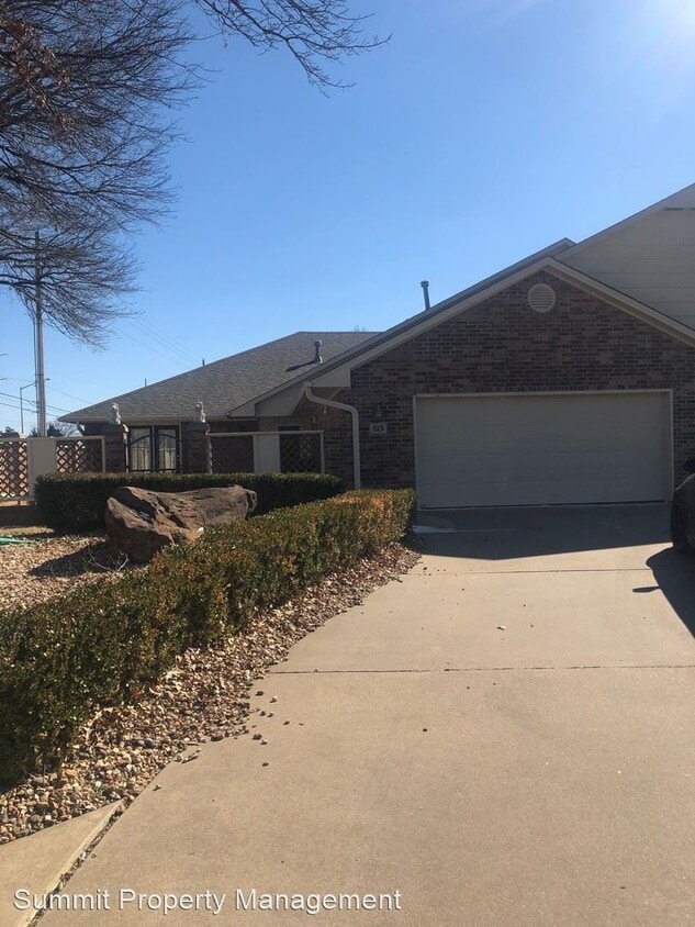 Primary Photo - 521-523 E Rogers Dr