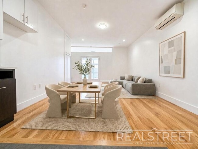 Building Photo - LUXURY LOFT in Queens!