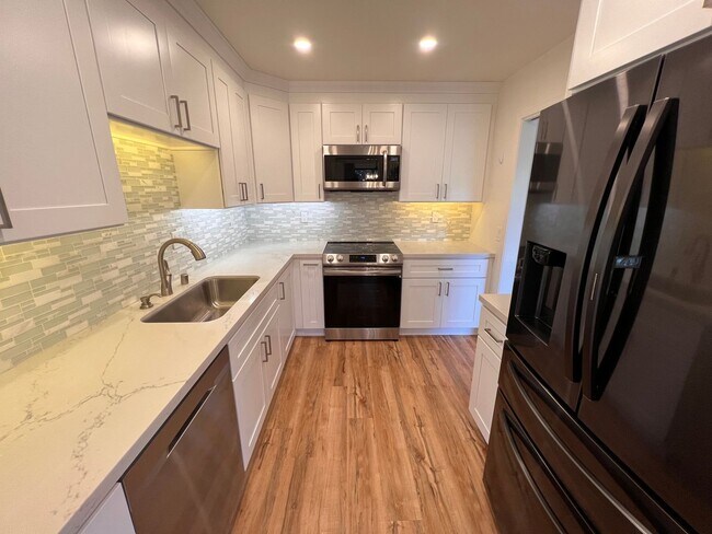 Foto del edificio - RENOVATED TWO BEDROOM TWO AND HALF BATH CO...