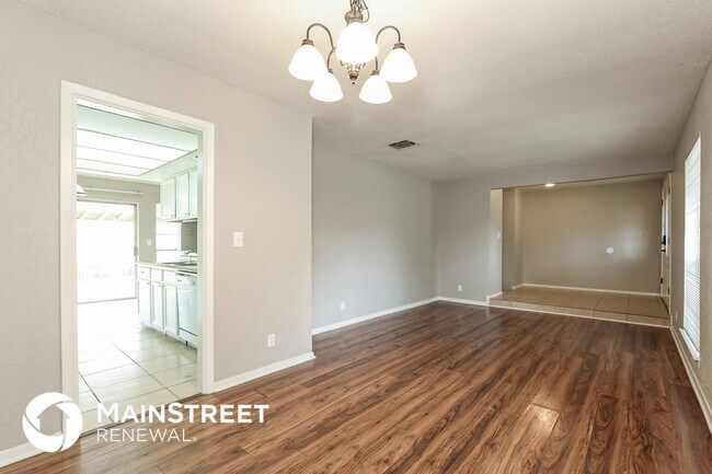 Foto del edificio - 8807 Glen Shadow Dr