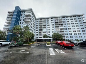 Building Photo - 4200 Hillcrest Dr