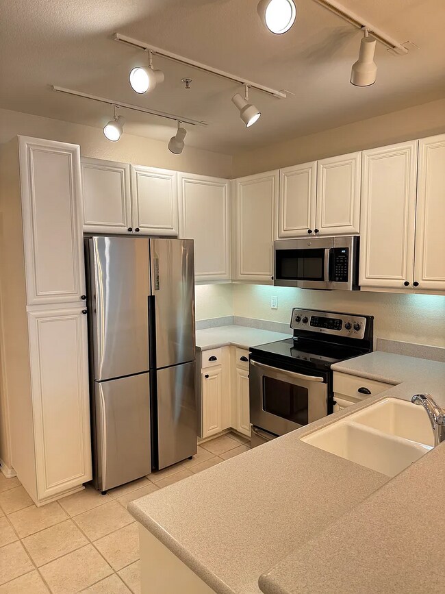 Foto del edificio - Stylish 2-Bed, 2-Bath Condo in the Heart o...