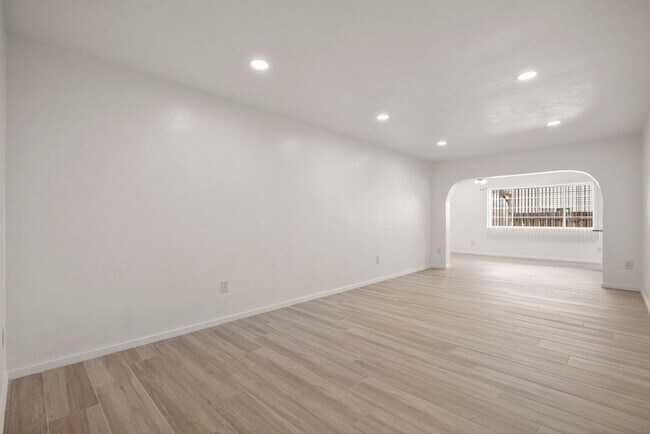 Foto del edificio - Beautiful Remodeled 3 Bedroom Duplex