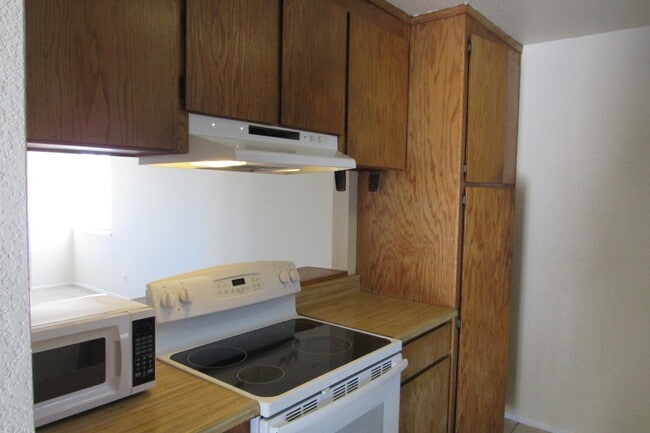 Building Photo - Large 2 Bed, 2 Bath Upstairs Unit Close to...