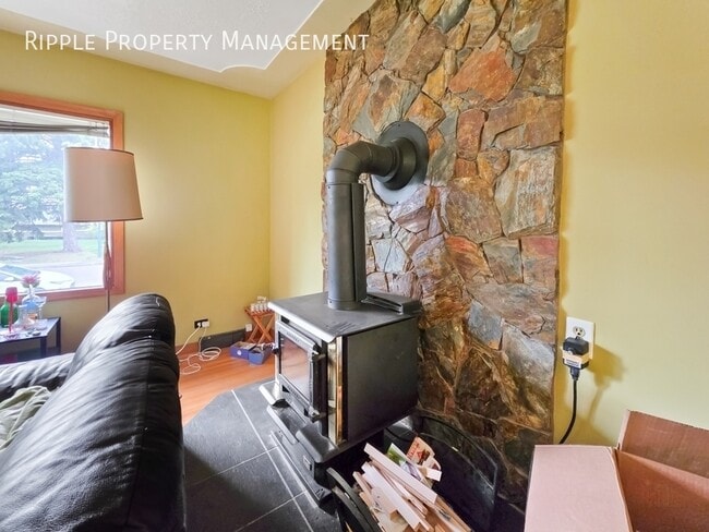 Building Photo - CHARMING 4-BED + DEN CHARACTER HOME | CENTRAL A/C | PRIVATE FENCED YARD IN BRIAR HILL