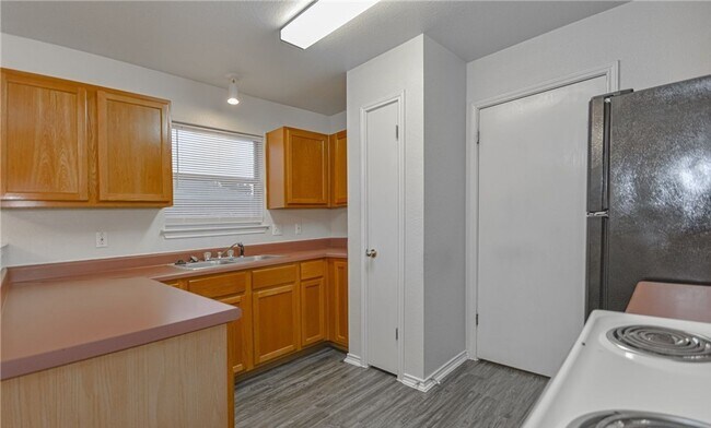 Foto del edificio - AVAILABLE MID MAY; APPLY TODAY AT OUR WEBSITE!!