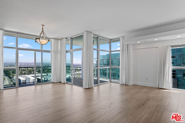 Building Photo - 13700 Marina Pointe Dr
