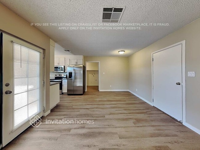 Building Photo - 687 E Del Rio St