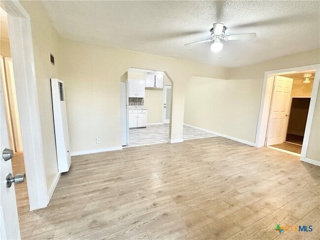 Foto del edificio - 104 E Fowler Ave