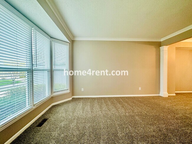 Building Photo - Great Cul-De-Sac Location, One Block To El...
