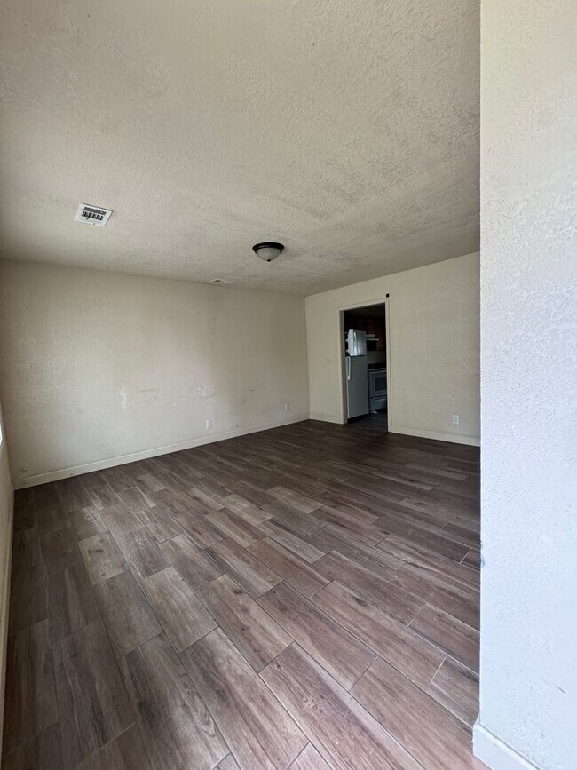 Foto del edificio - 2 BED / 1 Bath Apartment in Truman.  READY...