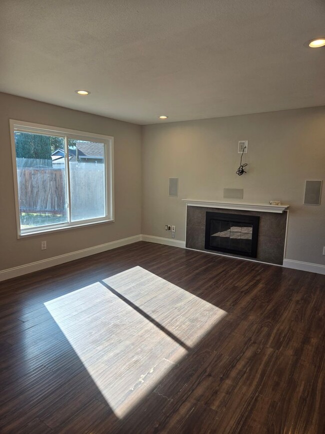 Building Photo - Newly Updated 3 Bedroom, 1.5 Bathroom on C...