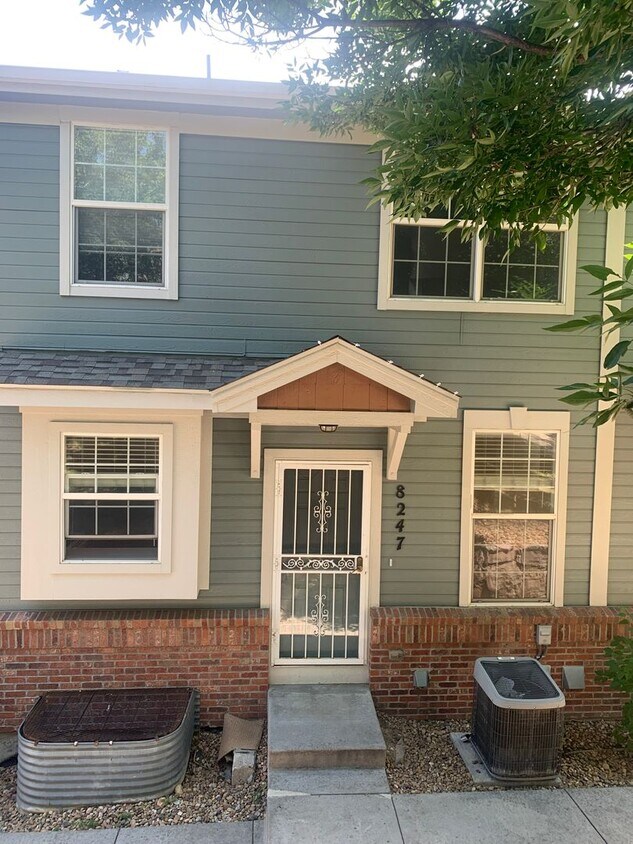 Foto principal - 2 Bedroom 2.5 Bathroom Townhome Close to O...