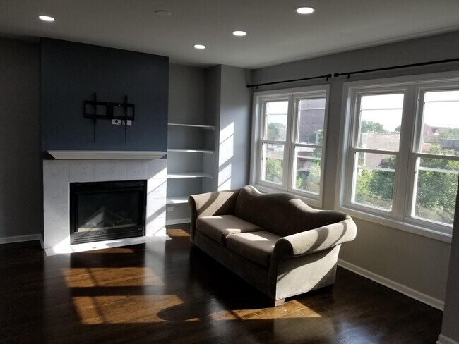Living Room Fireplace - 4346 S Lake Park Ave