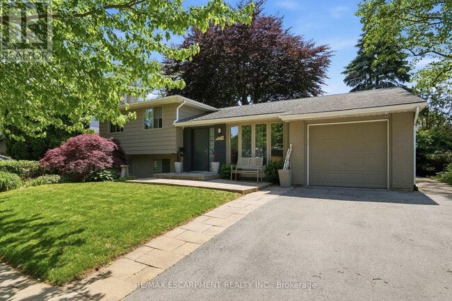 Building Photo - 570 Rosedale Crescent