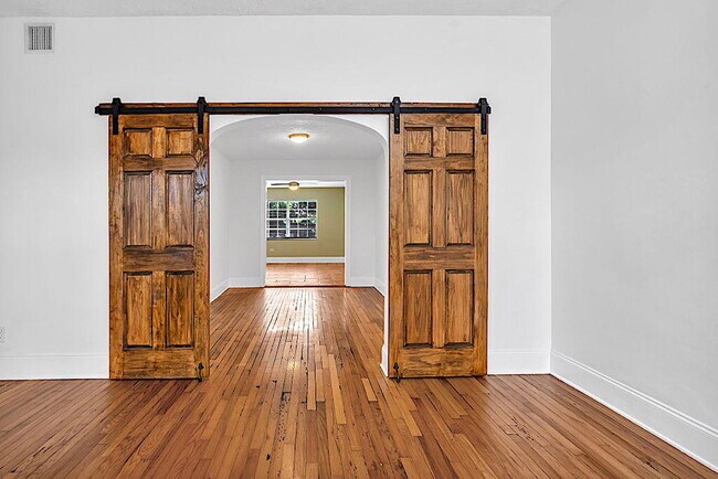 Building Photo - 1002 S J St