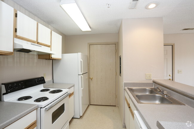 2BR, 2BA - 940SF - Kitchen - BayOak Apartments