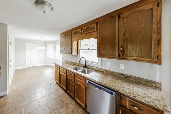 Building Photo - 111 Saralee Dr