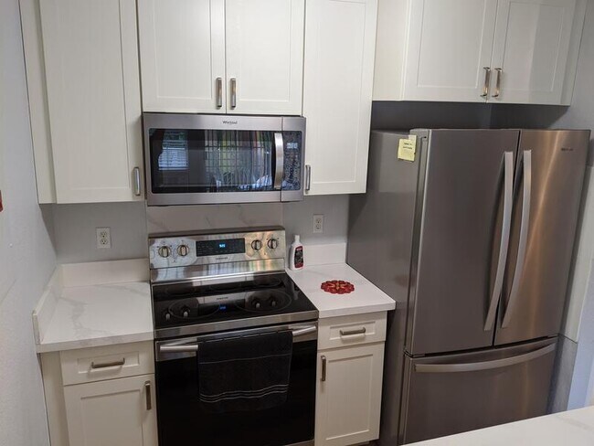 Building Photo - 46-1009-1009 Emepela Way