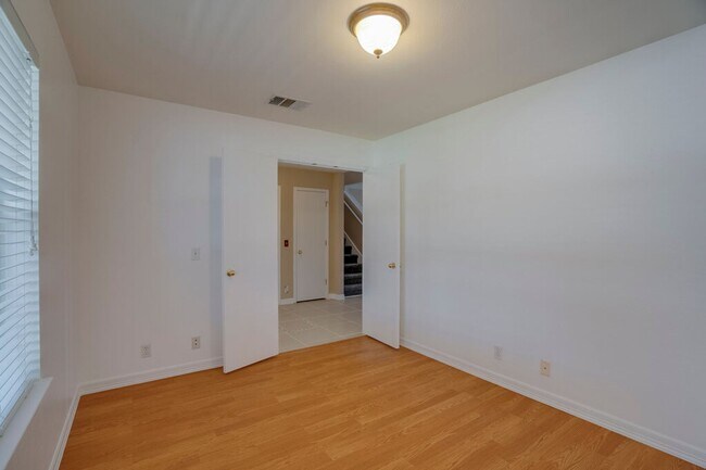 Building Photo - 918 Estate Dr
