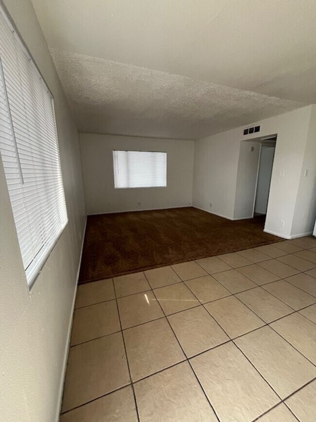 Building Photo - 728 Aster Ln