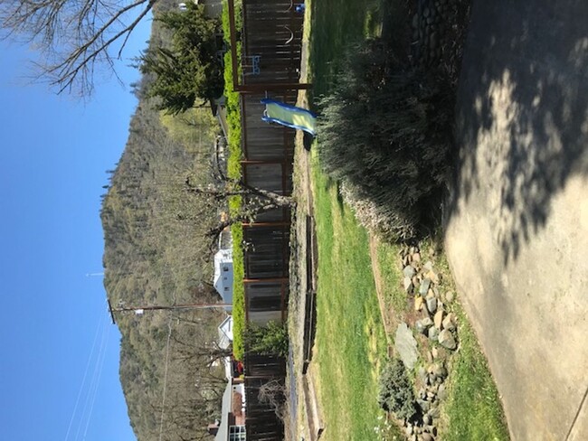 Building Photo - 3BD 2BTH - 2Car Garage, Fenced Yard, Centr...