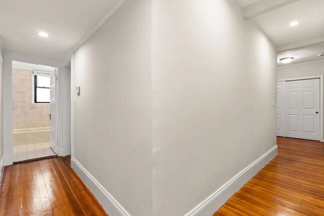 Foto del edificio - Freshly Painted Unit in brookline Village, Big Bedrooms, Laundry on a Site