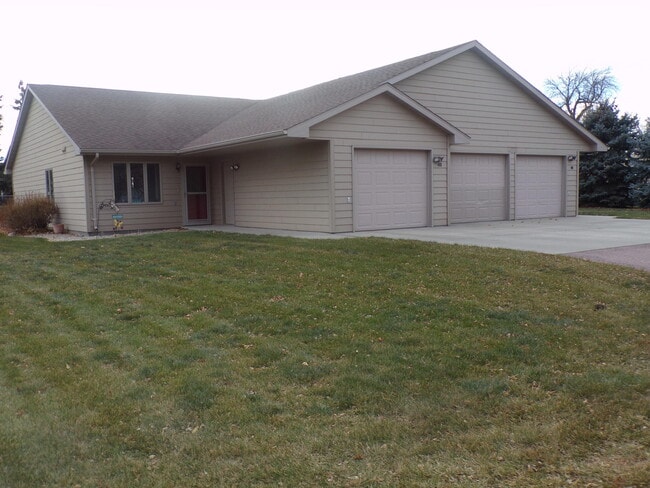 ENTRADA PRINCIPAL LADO ESTE - 401 E Drake St