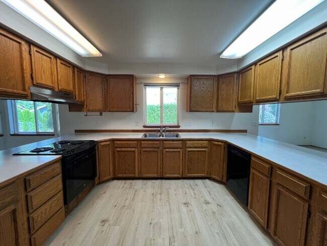 Building Photo - PENDING APPLICATION; Spacious Rambler on C...