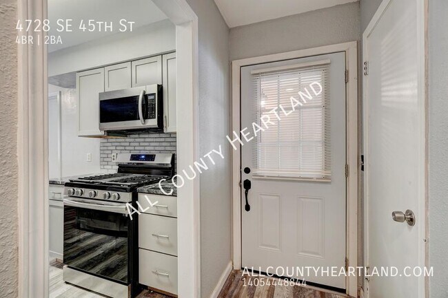 Foto del edificio - Updated 4 bed/ 2 bath home close to Tinker!