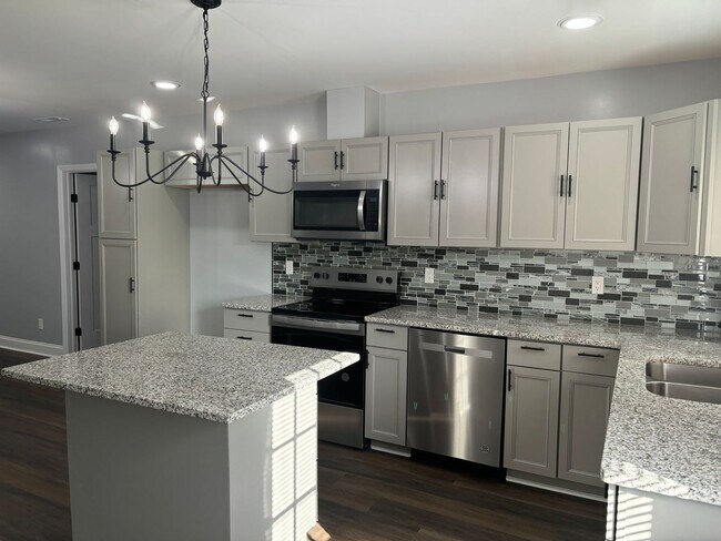Building Photo - Beautifully Renovated 3 bedroom 3 bathroom...