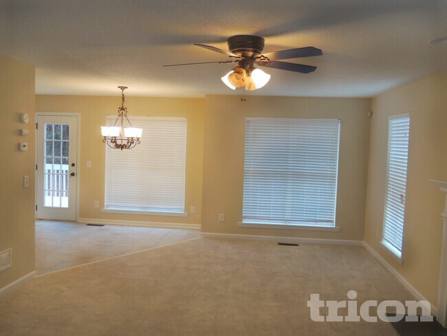 Building Photo - 214 Amber Trce