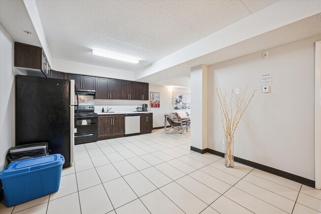 Building Photo - 110 University Ave W