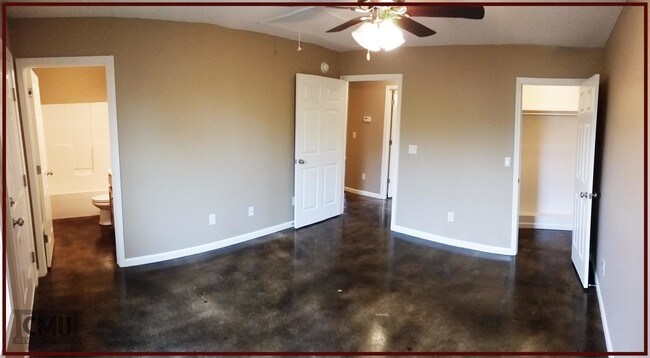 Building Photo - 2204 Hurst Ln