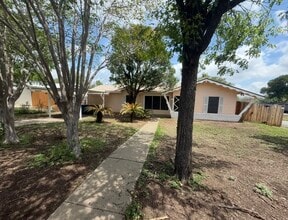 Building Photo - 2903 Shadow Bend Dr