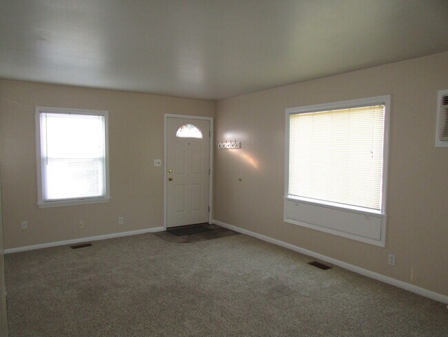 Building Photo - 2 BEDROOM | 1 BATH | SINGLE GARAGE | ROBBI...