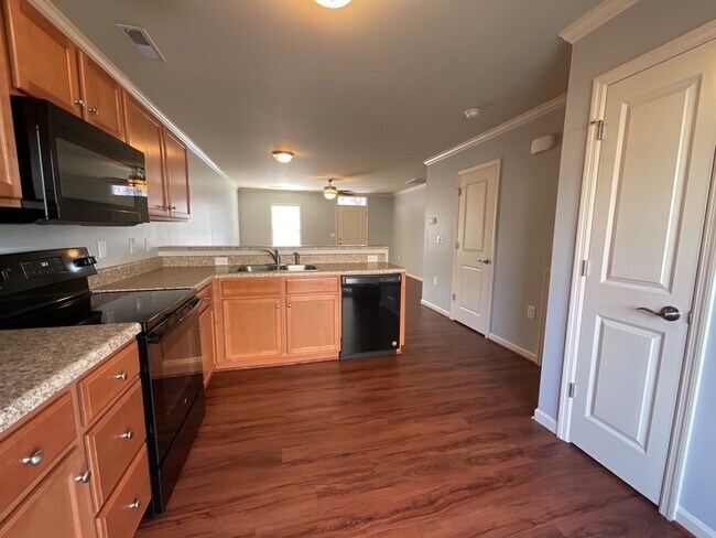 Foto del edificio - Beautiful 2 Bedroom, 1.5 Bath Townhome - 4...