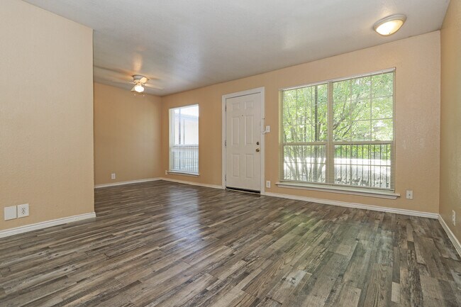 Foto del edificio - 2701 Green Oaks Rd