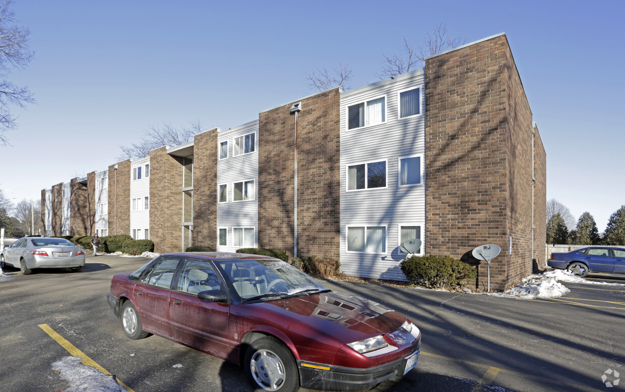 Building Photo - Greenbriar Apartments