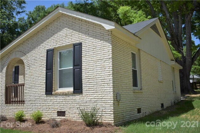Building Photo - Charming 2-BR Brick Home with a Yard, and everything you need – Minutes from Downtown!
