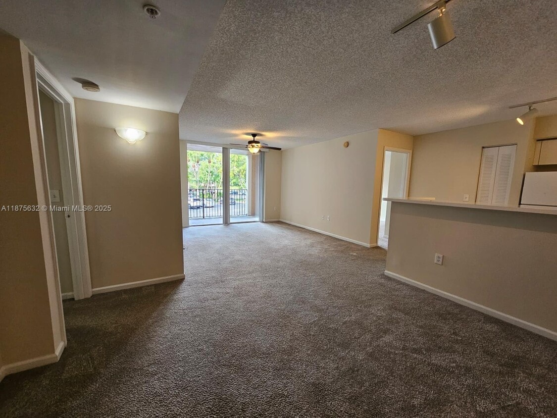 Foto principal - 2031 Renaissance Blvd