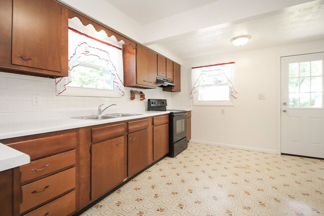 Building Photo - Beautiful remodeled 2 BR home